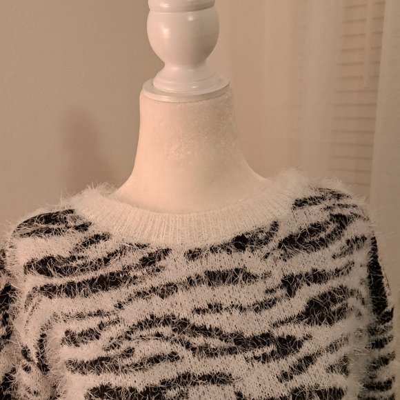 Mudd Black and White Eyelash Crew Pullover - Size Large NWT - Picture 5 of 7
